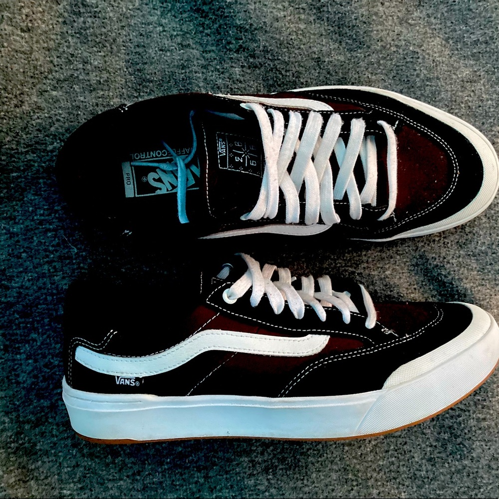 Vans black Berle Pro skateboarding shoe in original box with extra shoelaces